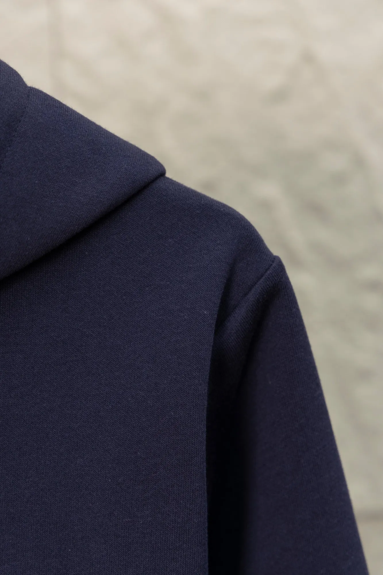 P270 Style No.: JZ024 Raff embroidered small label hooded jacket. Xuanwang New Rescue Limited Counter Jacket 420g air layer compound fabric. Imported machine full classic embroidered small label os version. Versatile style. Couple style. Color: black, navy. Size: S M L XL.